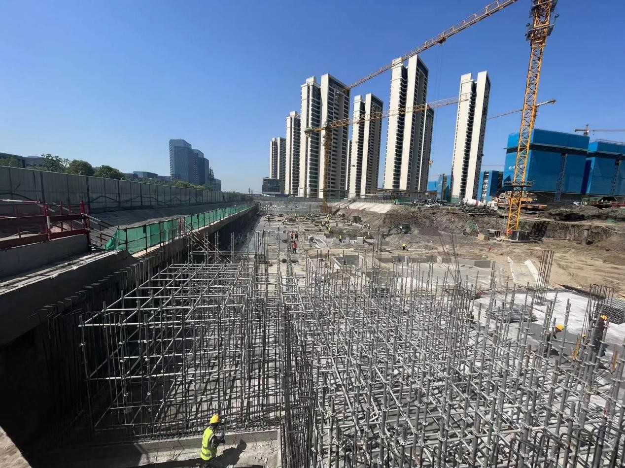 20230509101453975 江北新区G10项目第一块底板浇筑完成